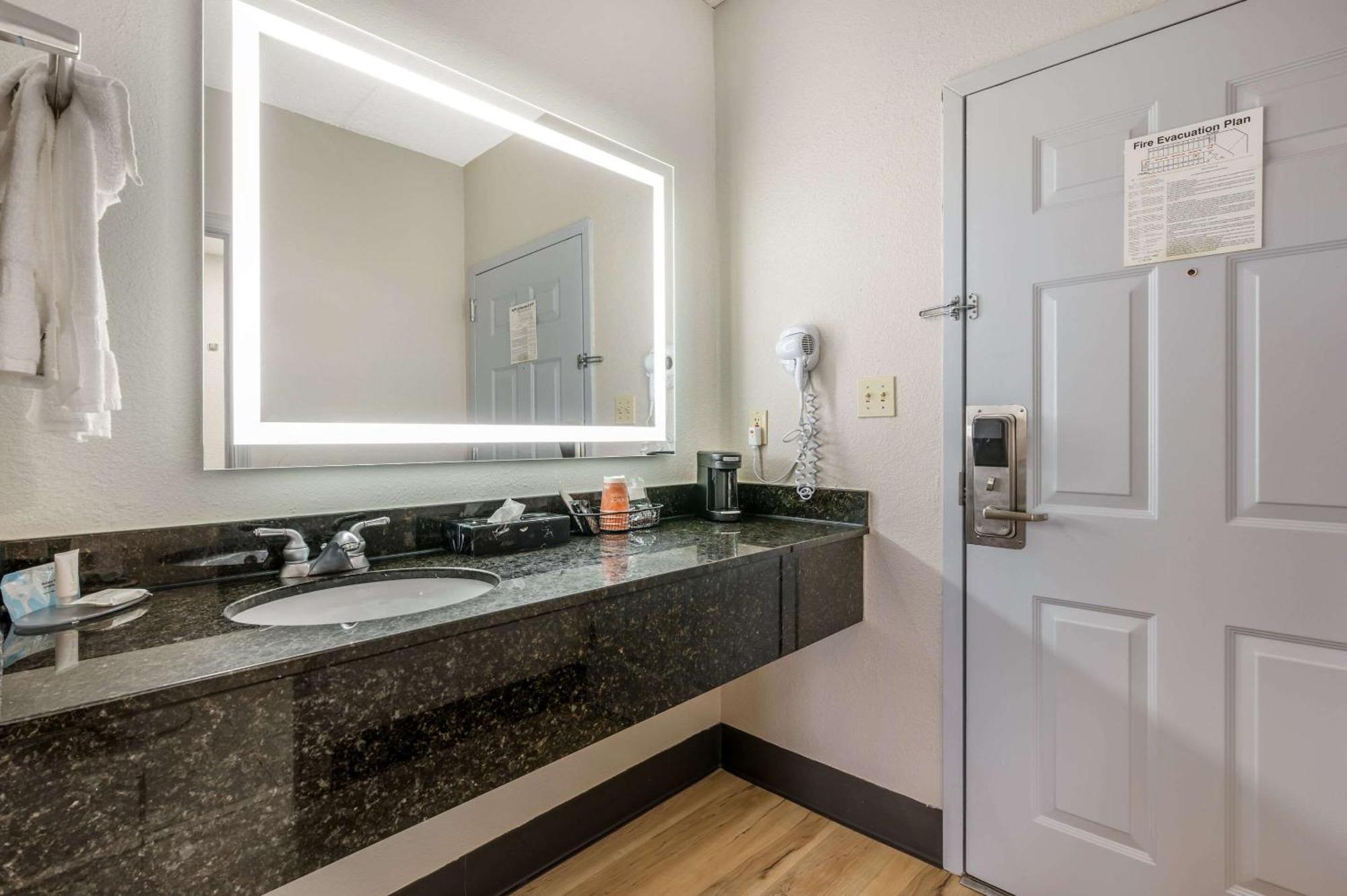 Quality Inn Louisville-Jefferson County Extérieur photo